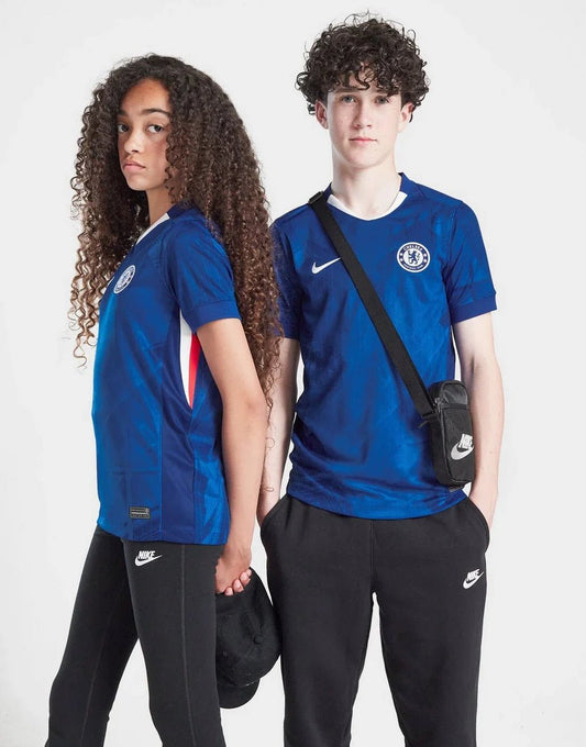 NIKE CHELSEA FC 2025/26 HOME SHIRT JUNIOR –