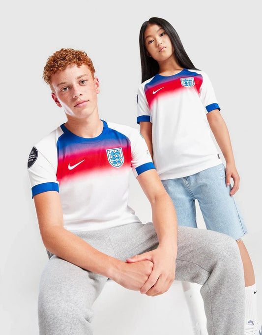 NIKE ENGLAND WEC 2025 BADGE HOME SHIRT JUNIOR –