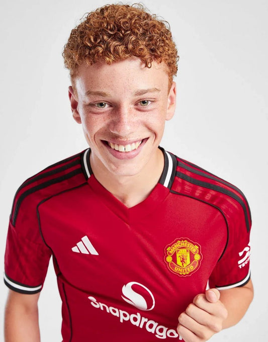 ADIDAS MANCHESTER UNITED FC 2025/26 HOME SHIRT JUNIOR –
